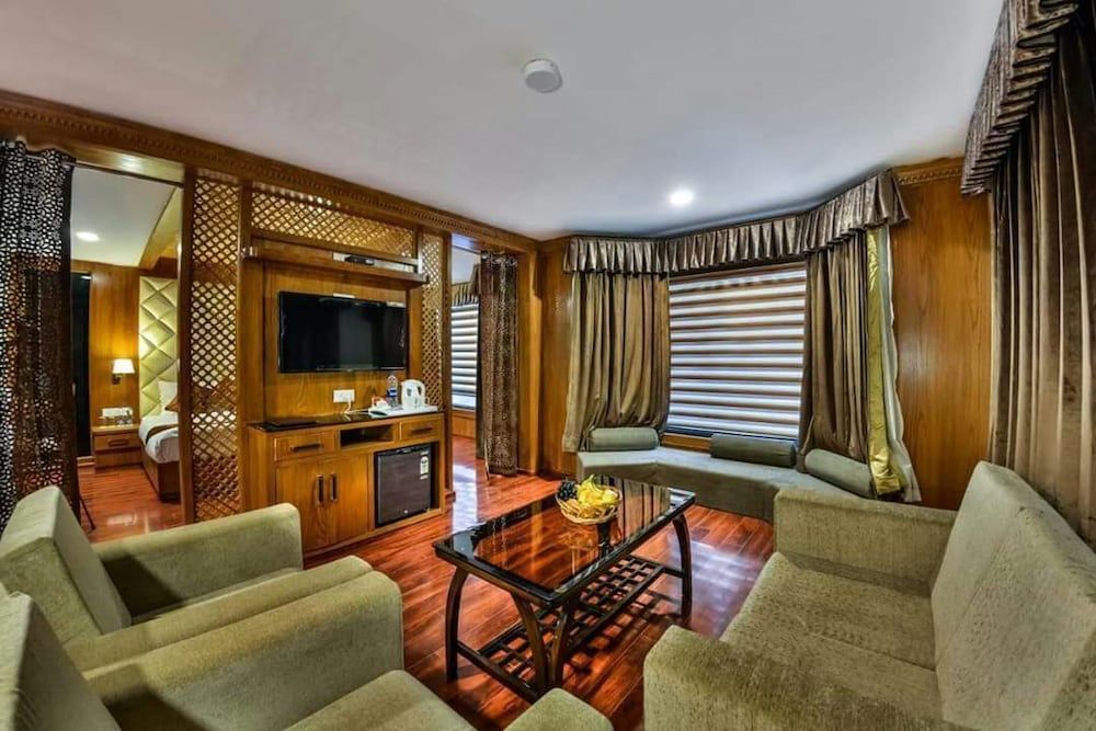 Grand Royal Suite with Mountain View