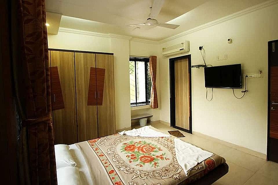 Super Deluxe AC Room ( Below 21 Years of age are not allowed )