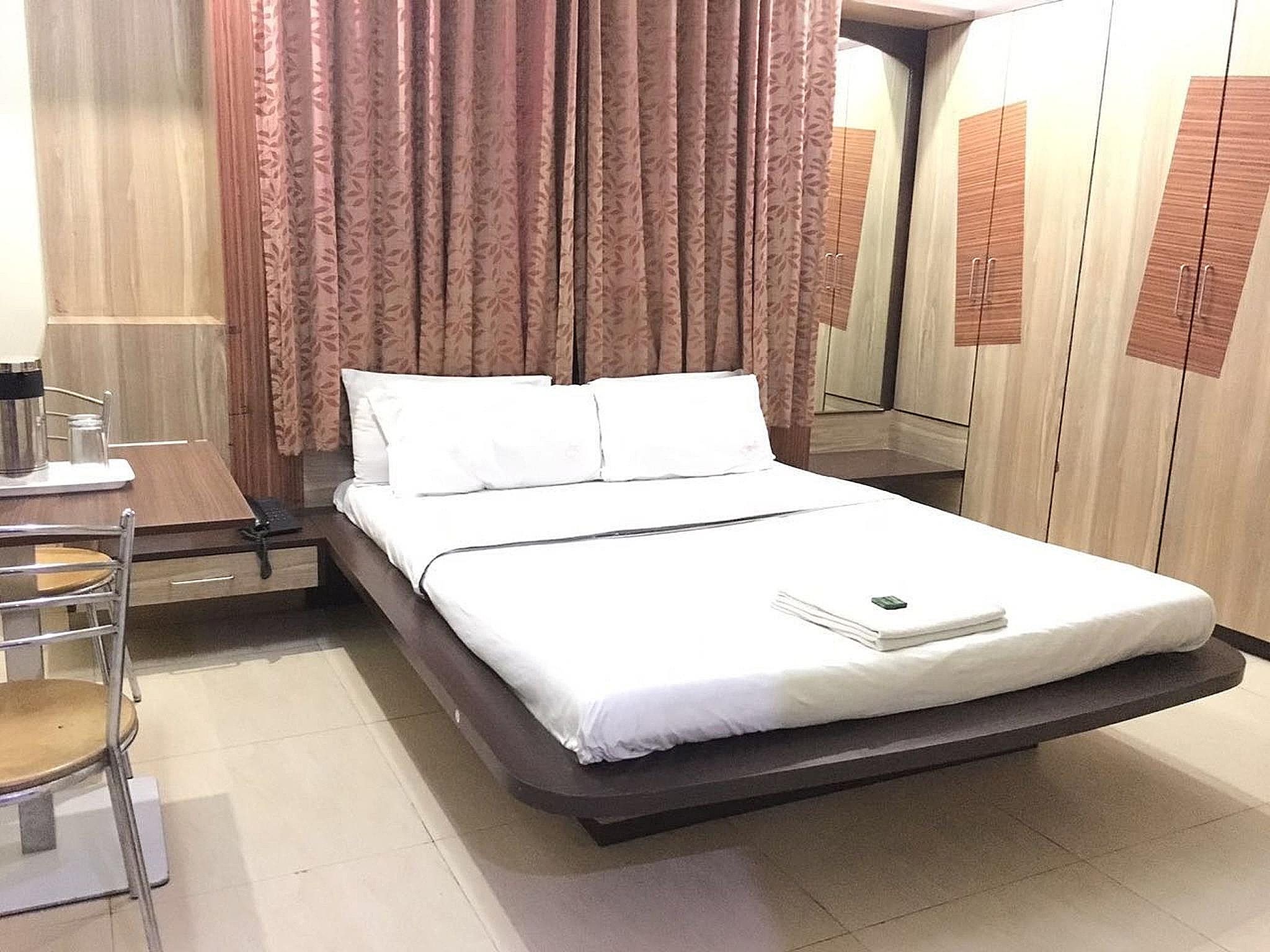 Super Deluxe AC Room ( Below 21 Years of age are not allowed )