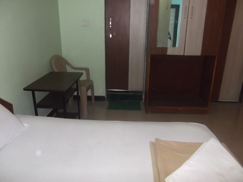 Hotel Oasis Deluxe AC Room 4