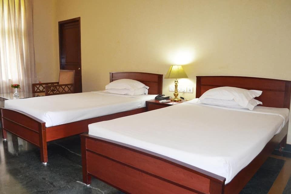 Indo Hokke Hotel STANDARD TWIN BED