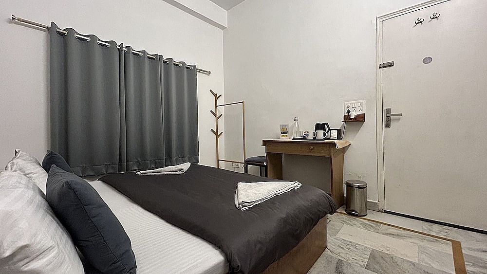 Bunk Stay Rishikesh - Hostel Basic Double Room, 1 Queen Bed, Private Bathroom 3