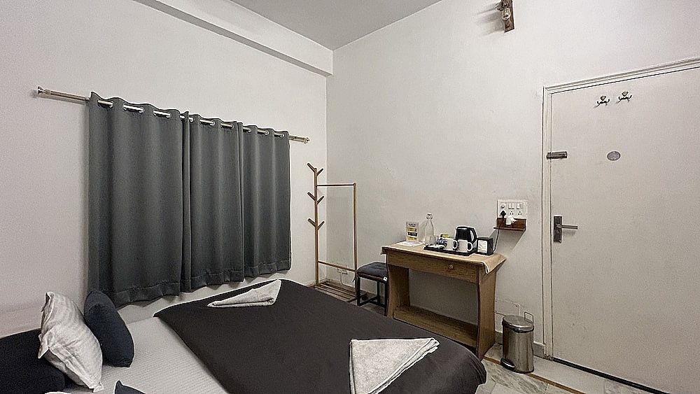 Bunk Stay Rishikesh - Hostel Basic Double Room, 1 Queen Bed, Private Bathroom 6