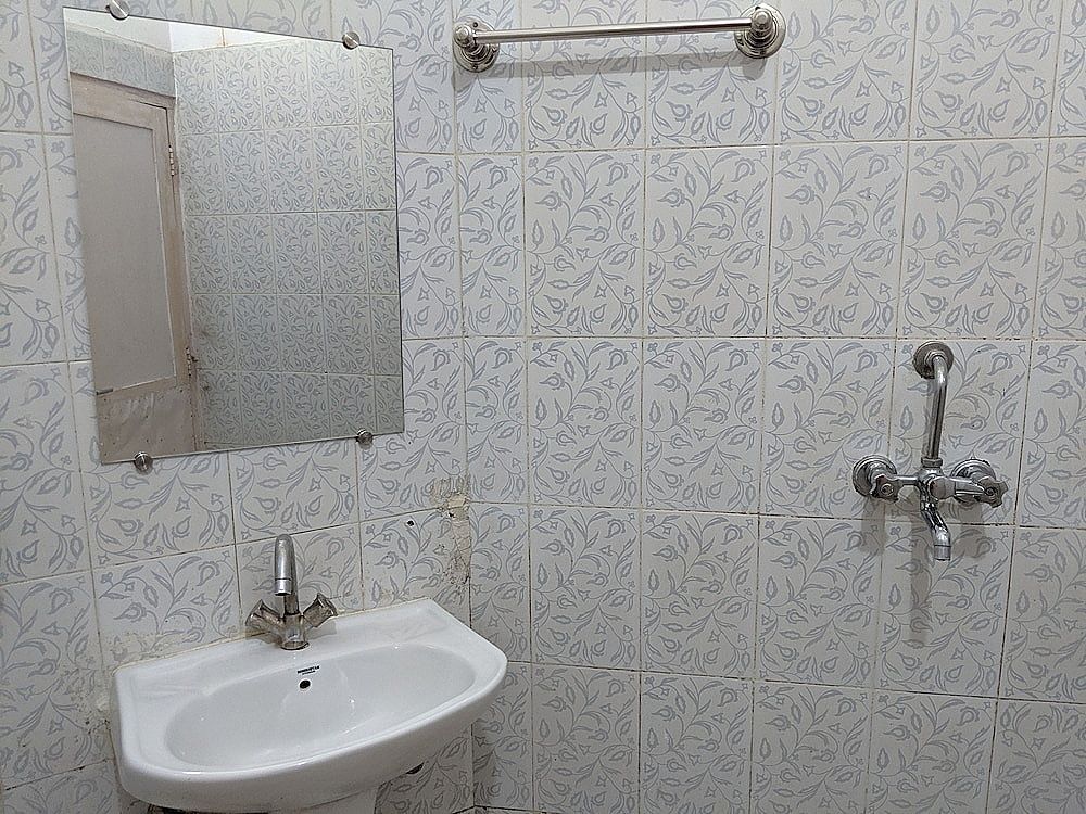 Bunk Stay Rishikesh - Hostel Basic Double Room, 1 Queen Bed, Private Bathroom 4