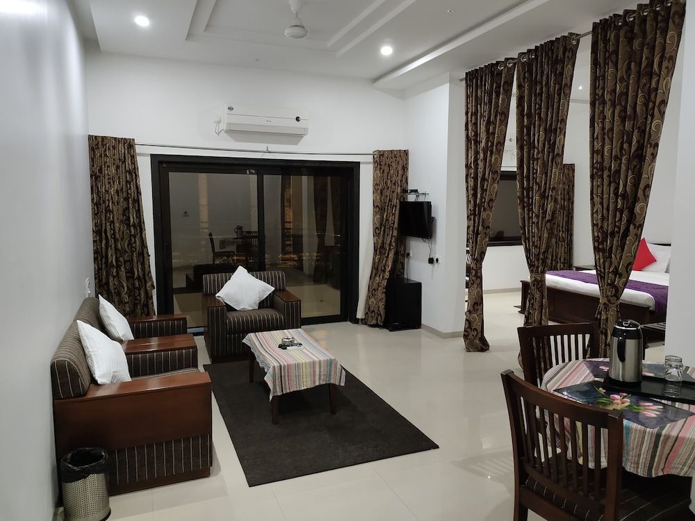 Sapphero Resorts A Unit Of Shri Sai Hospitality Comfort Double Room, 1 King Bed, Balcony, Garden View 9