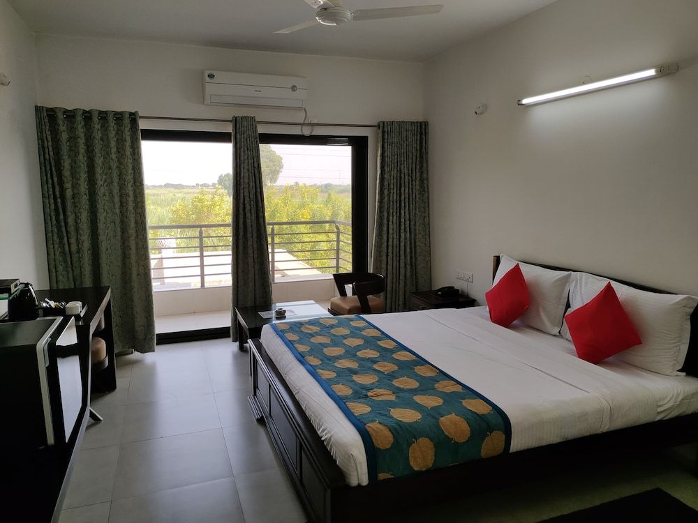 Sapphero Resorts A Unit Of Shri Sai Hospitality Superior Double Room 4