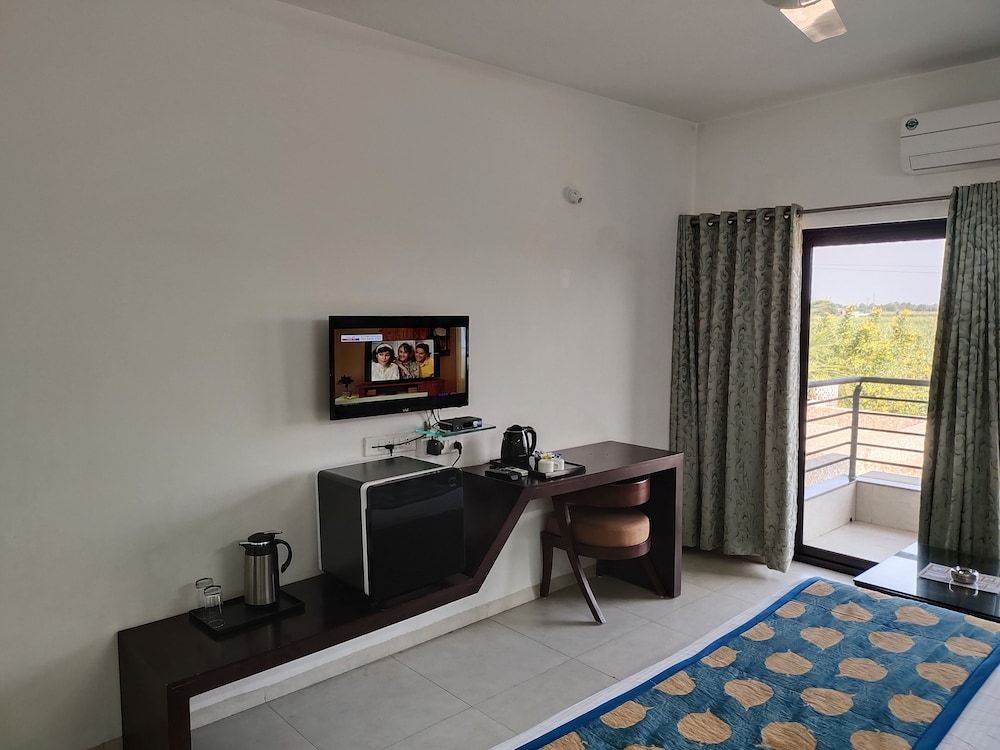 Sapphero Resorts A Unit Of Shri Sai Hospitality Superior Double Room 10