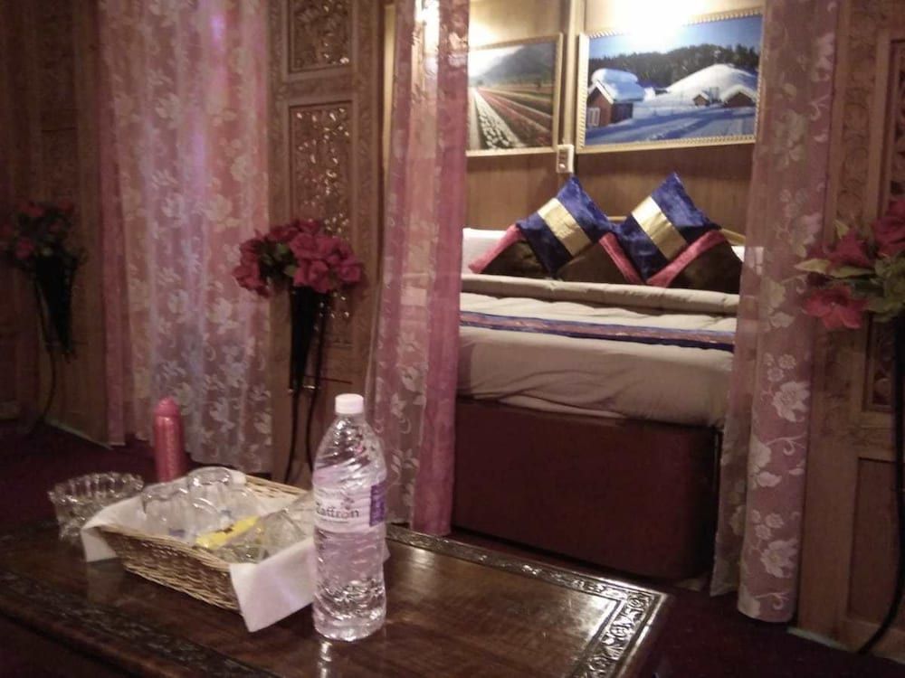 undefined Houseboat Prince Of Bombay 3