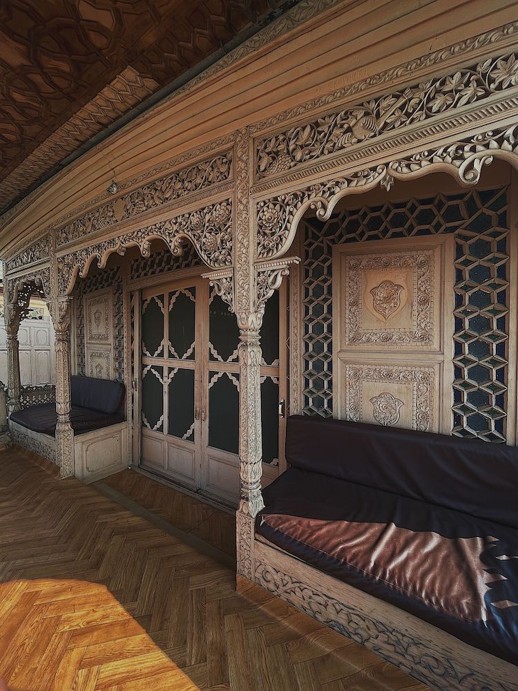 Kharpalace group of houseboats