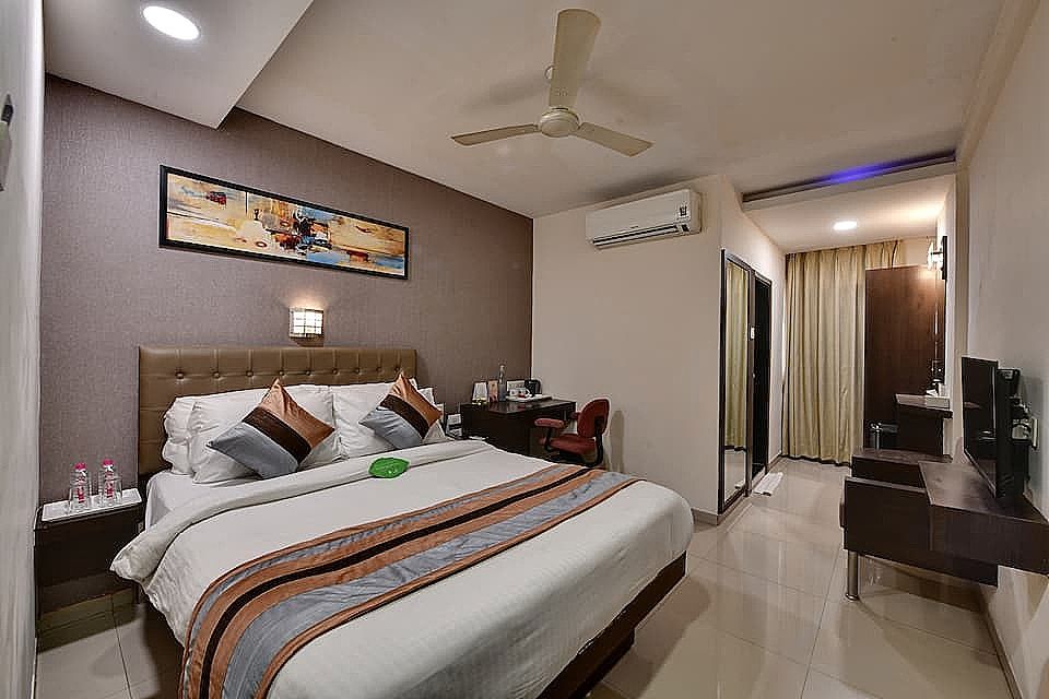 Click Hotel Yuvraj, Surat Standard room