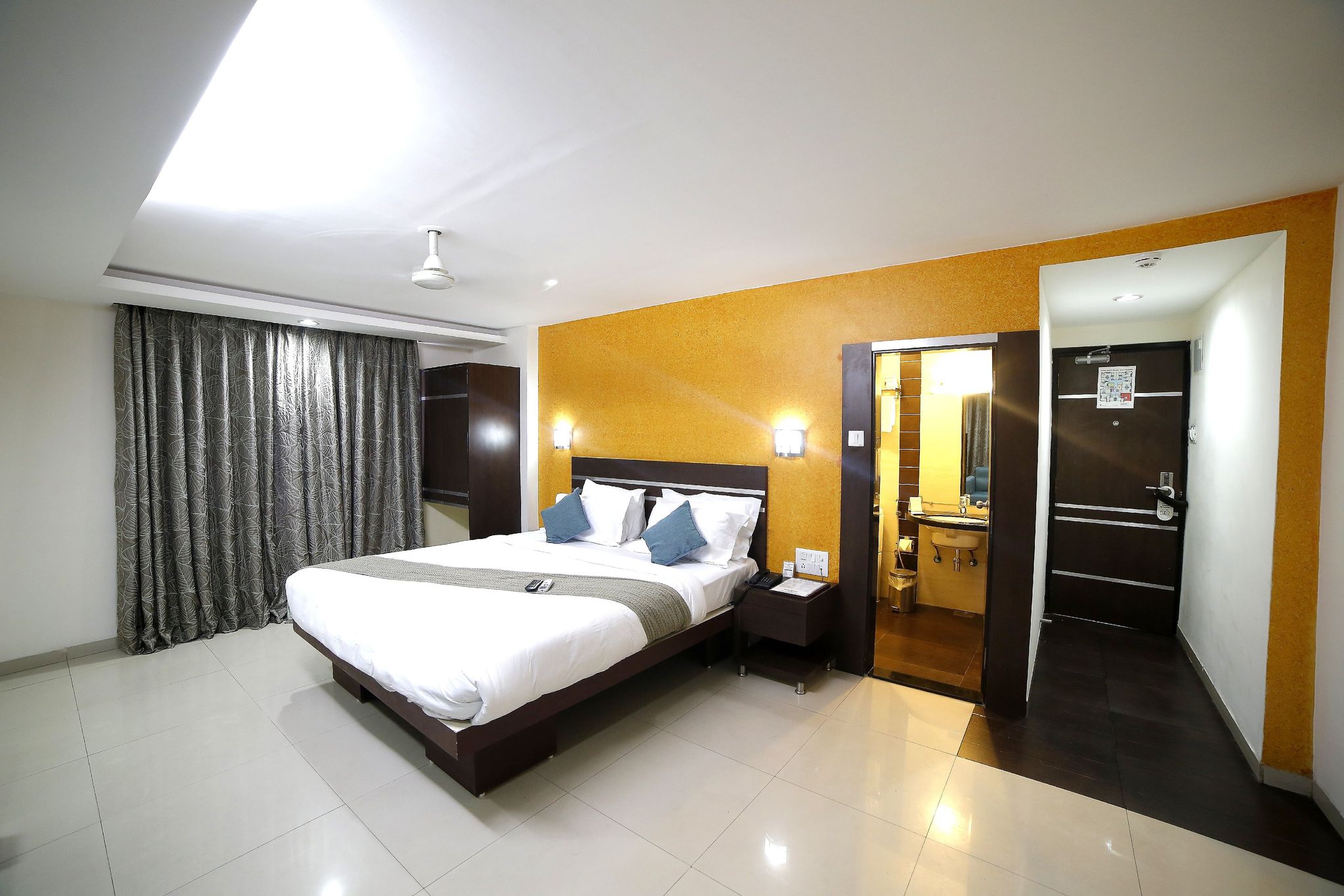 Click Hotel Yuvraj, Surat Standard room 4