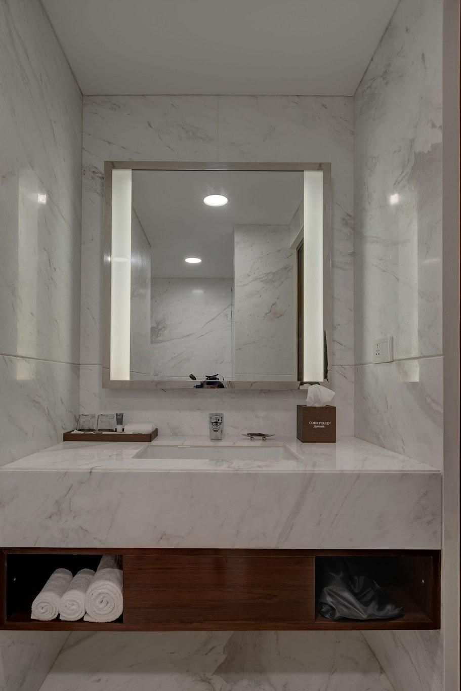 Studio Suite, Guest Room, 1 King, Sofa Bed, Poolside