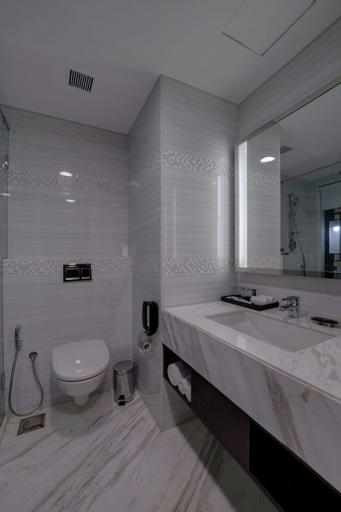 Courtyard by Marriott Surat Deluxe Room, 1 King Bed 5