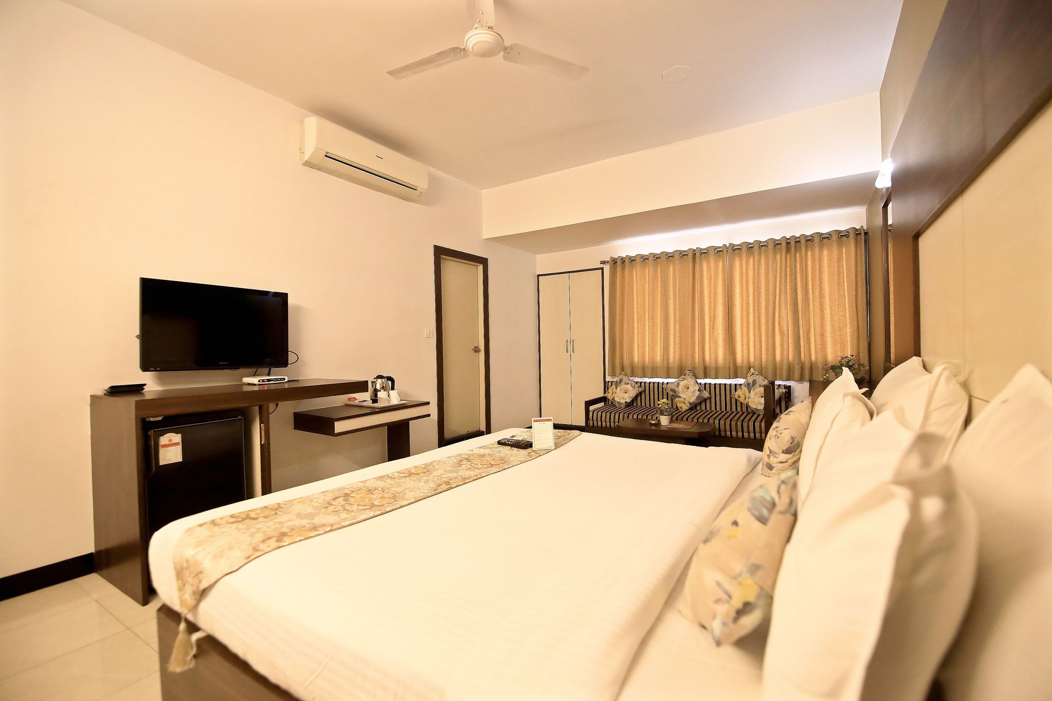 Hotel Ashish Palace Super Deluxe Room 8