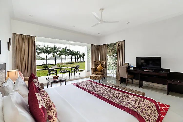 Luxury Lake View Room With Bath Tub