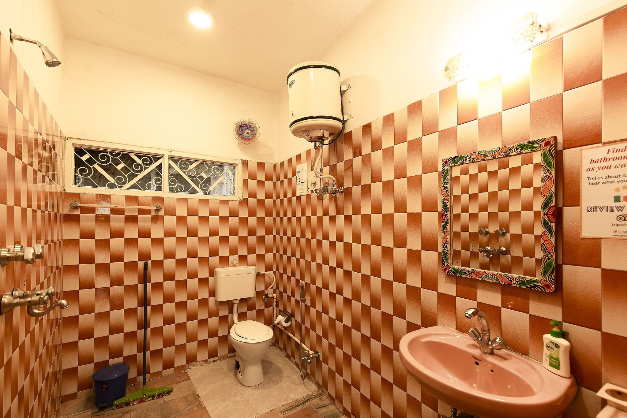 goSTOPS Lite Varanasi Deluxe Private AC Room with Ensuite Bathroom 3