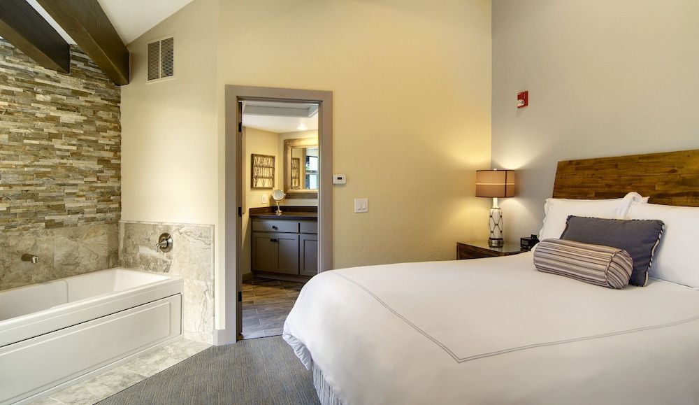 Suite, 1 Queen Bed, Partial Ocean View (Point Montara)