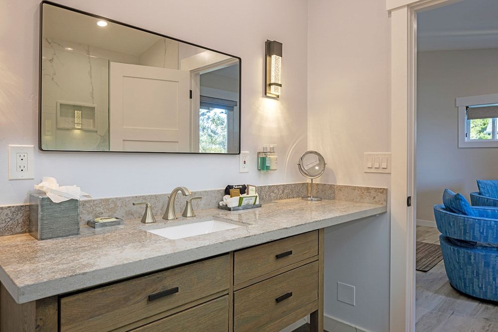 Cypress Inn On Miramar Beach Standard Room, 1 King Bed, Partial Ocean View (Naples Beach) 3