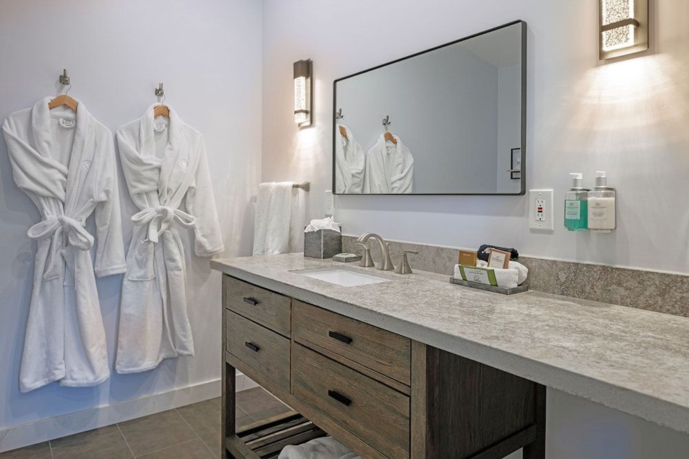 Cypress Inn On Miramar Beach Standard Room, 1 King Bed, Partial Ocean View (Naples Beach) 4