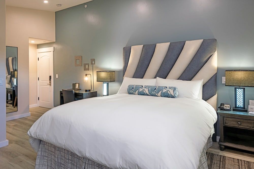 Cypress Inn On Miramar Beach Standard Room, 1 King Bed, Partial Ocean View (Naples Beach)