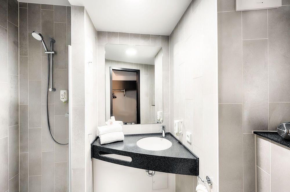B&B Hotel Berlin City-West Twin Room 9