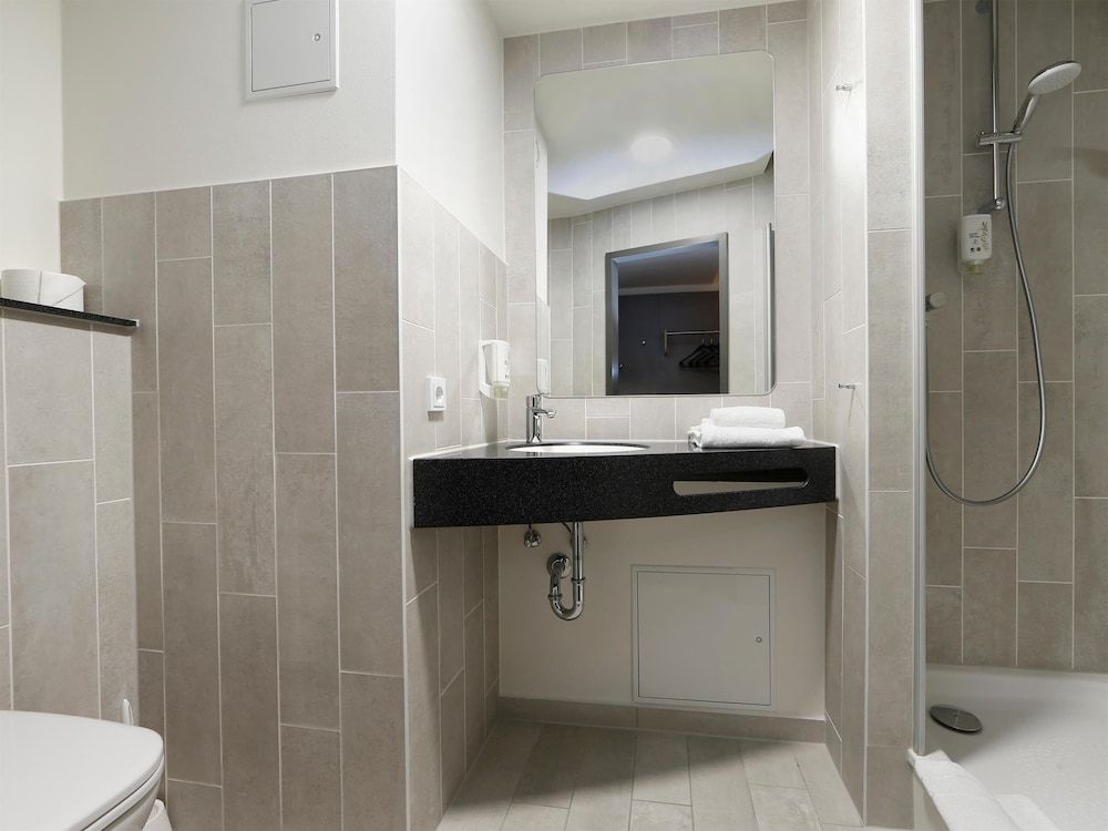 B&B Hotel Berlin City-West Twin Room 8