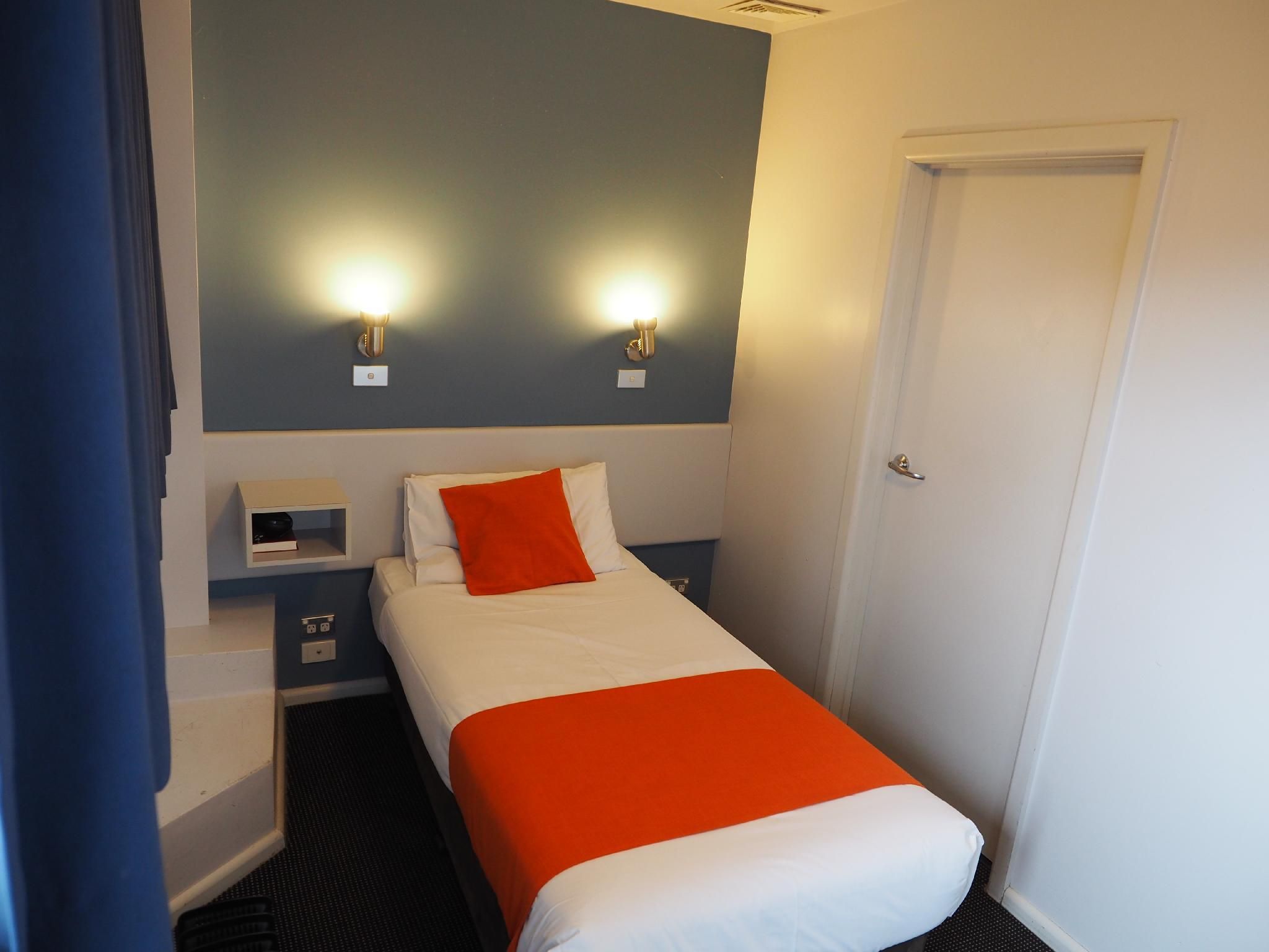 1 SINGLE BED ROOM
