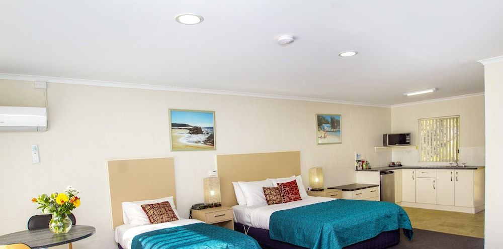 Fairway Motor Inn King Deluxe Room 5