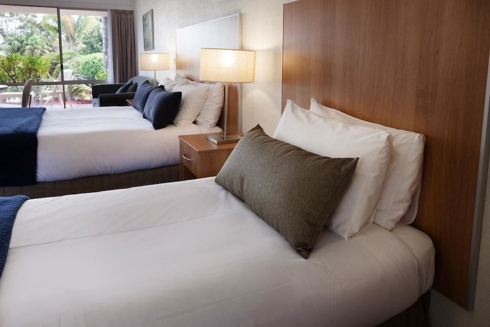 Fairway Motor Inn King Deluxe Room 3