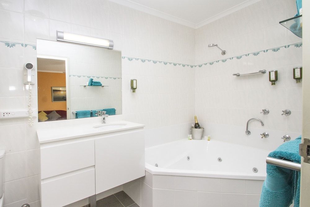 Fairway Motor Inn Superior Spa Suite 5