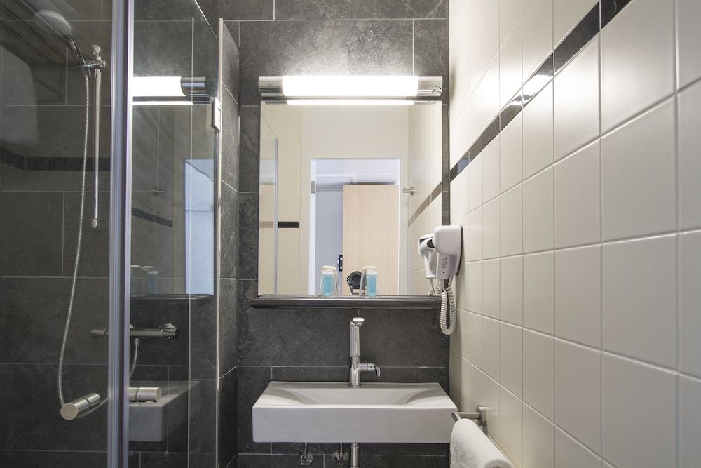 Bastion Hotel Leiden Oegstgeest Deluxe Double Room, 1 King Bed 3