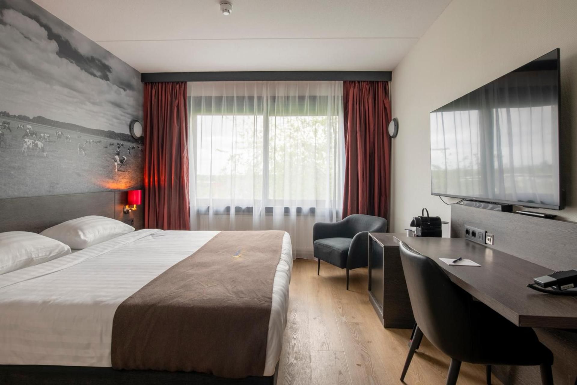 Bastion Hotel Almere Deluxe King Room 2