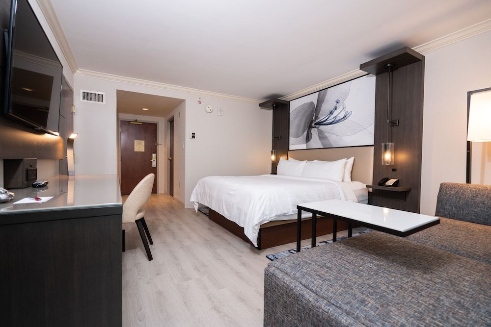 Room, 1 King Bed, Non Smoking, City View (Corner)