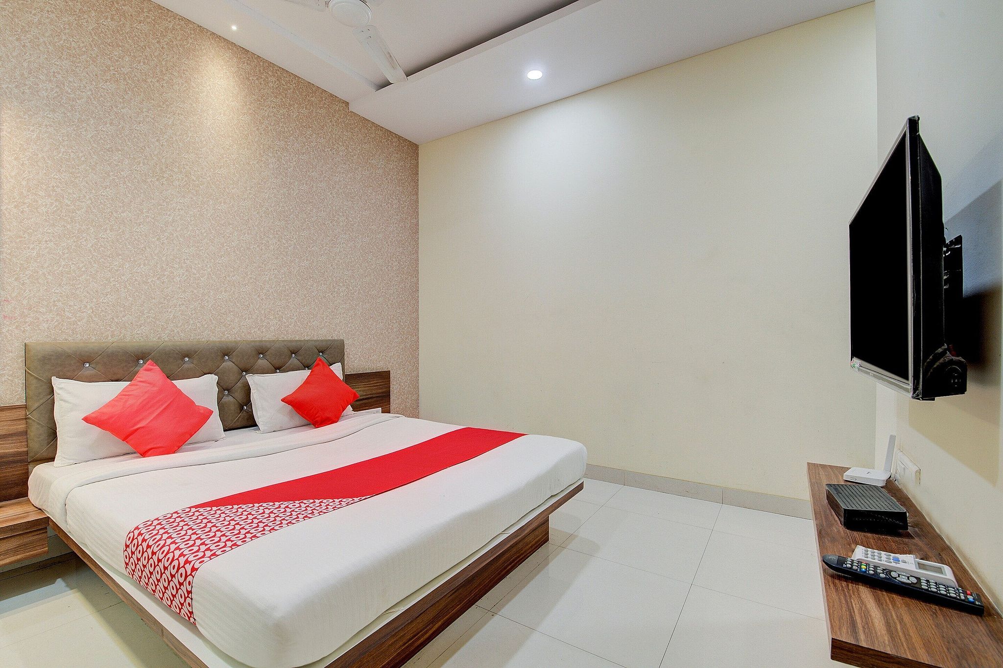 Collection O Sunshine Near Inox Classic Room 6