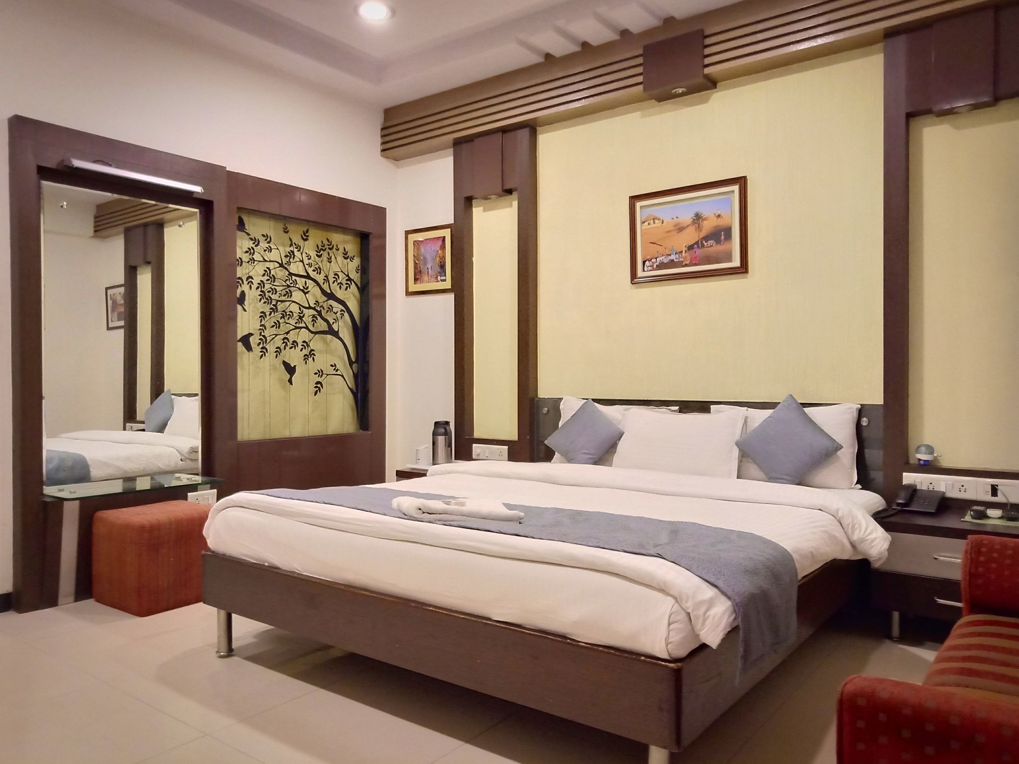 Marshall The Grand Hotel Super Deluxe King Bed Room 7