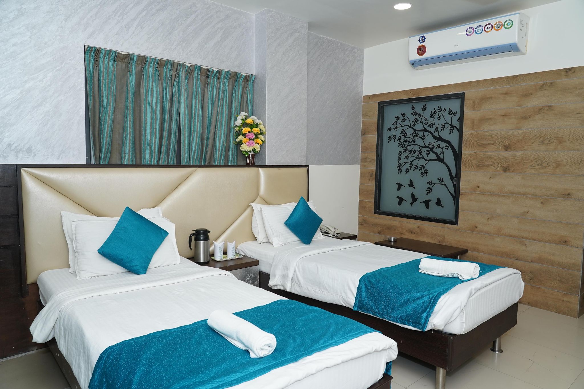 Marshall The Grand Hotel Super Deluxe King Bed Room