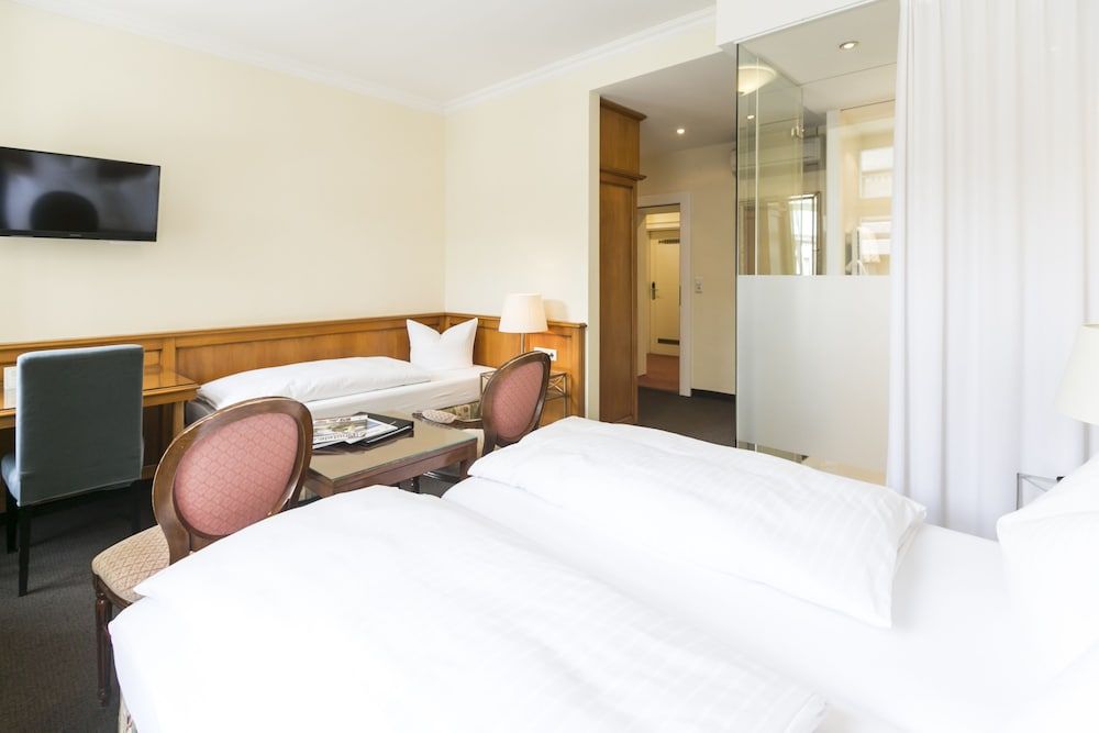 Hotel Sailer Business Triple Room (glass wall bathroom) 4