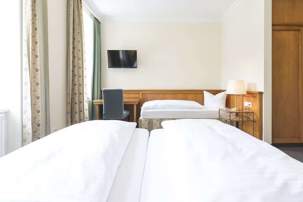 Hotel Sailer Business Triple Room (glass wall bathroom) 3