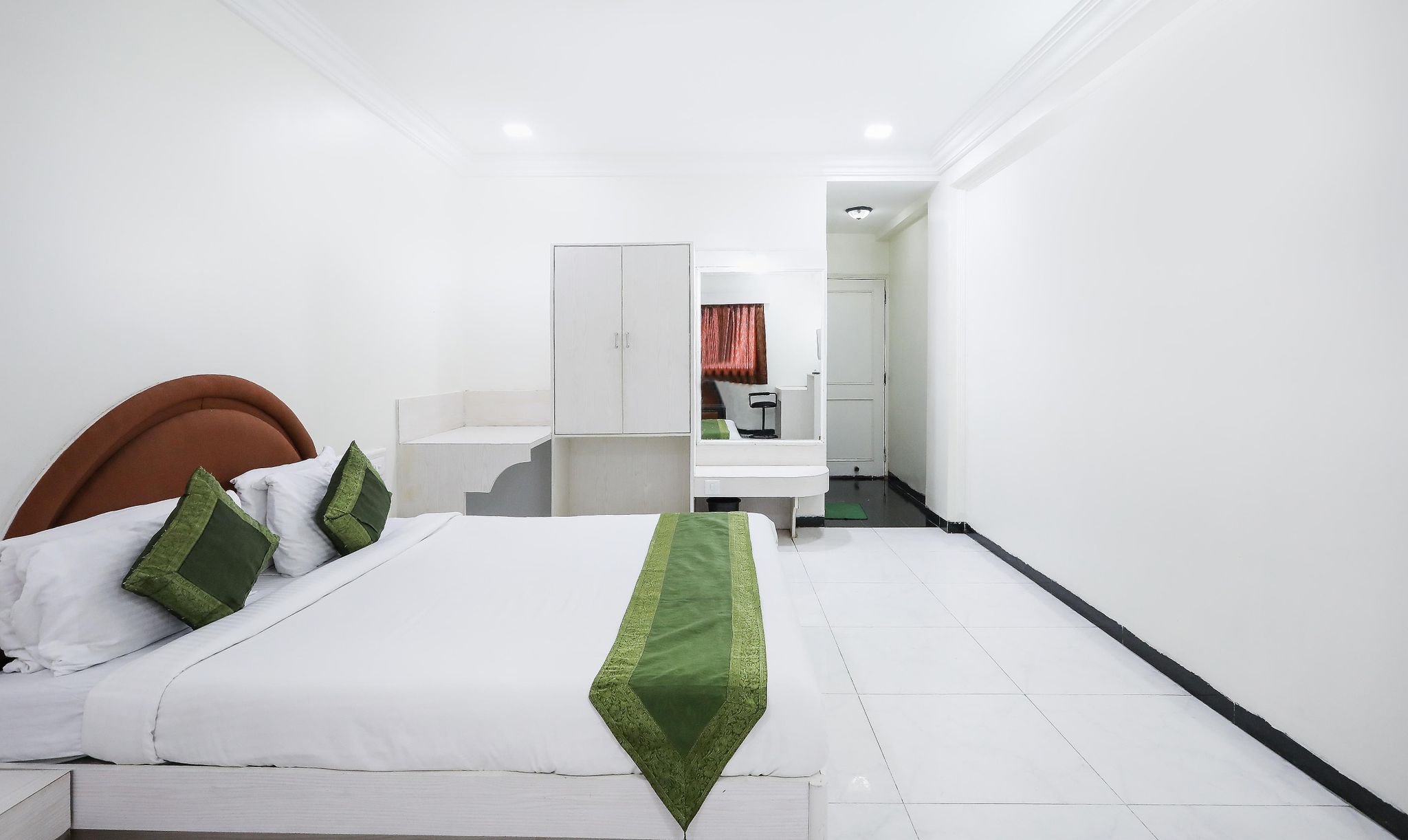 Treebo Omni Palace Standard Double Room 4