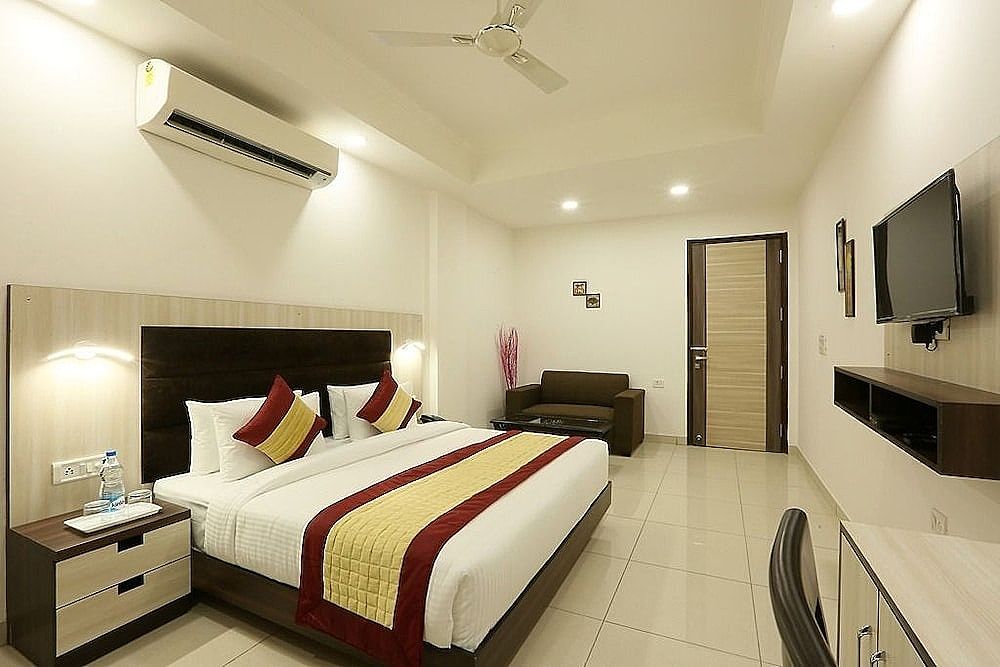 Green Lotus Residency Dwarka Deluxe Double Room 20