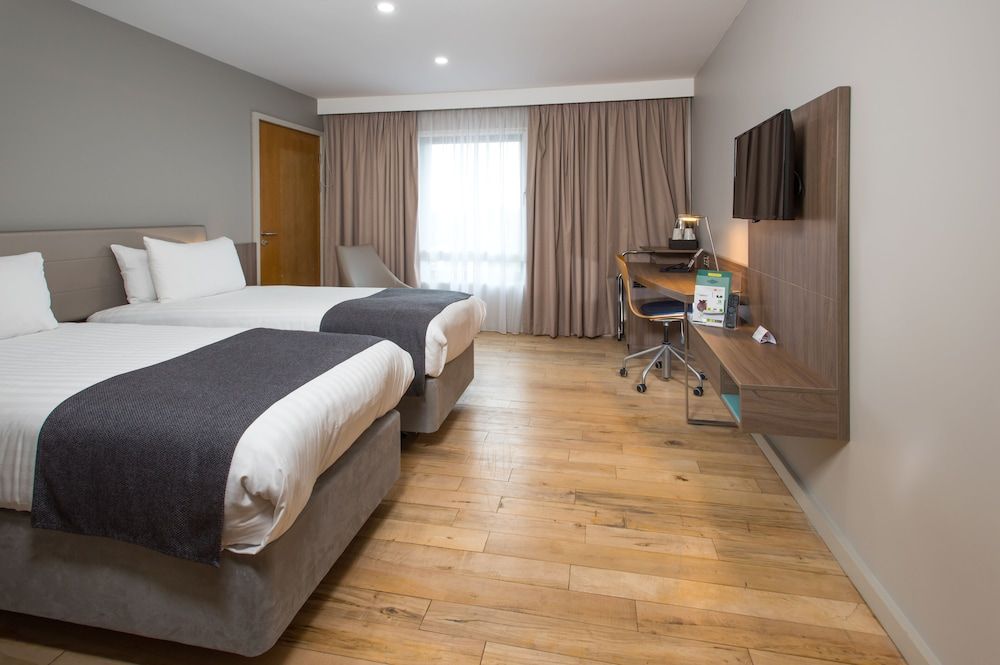 Holiday Inn London - West by IHG Standard Room, 2 Twin Beds, Accessible 2