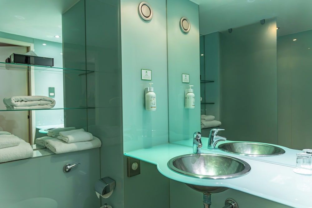 Holiday Inn London - West by IHG Standard Room, 1 Double Bed 8