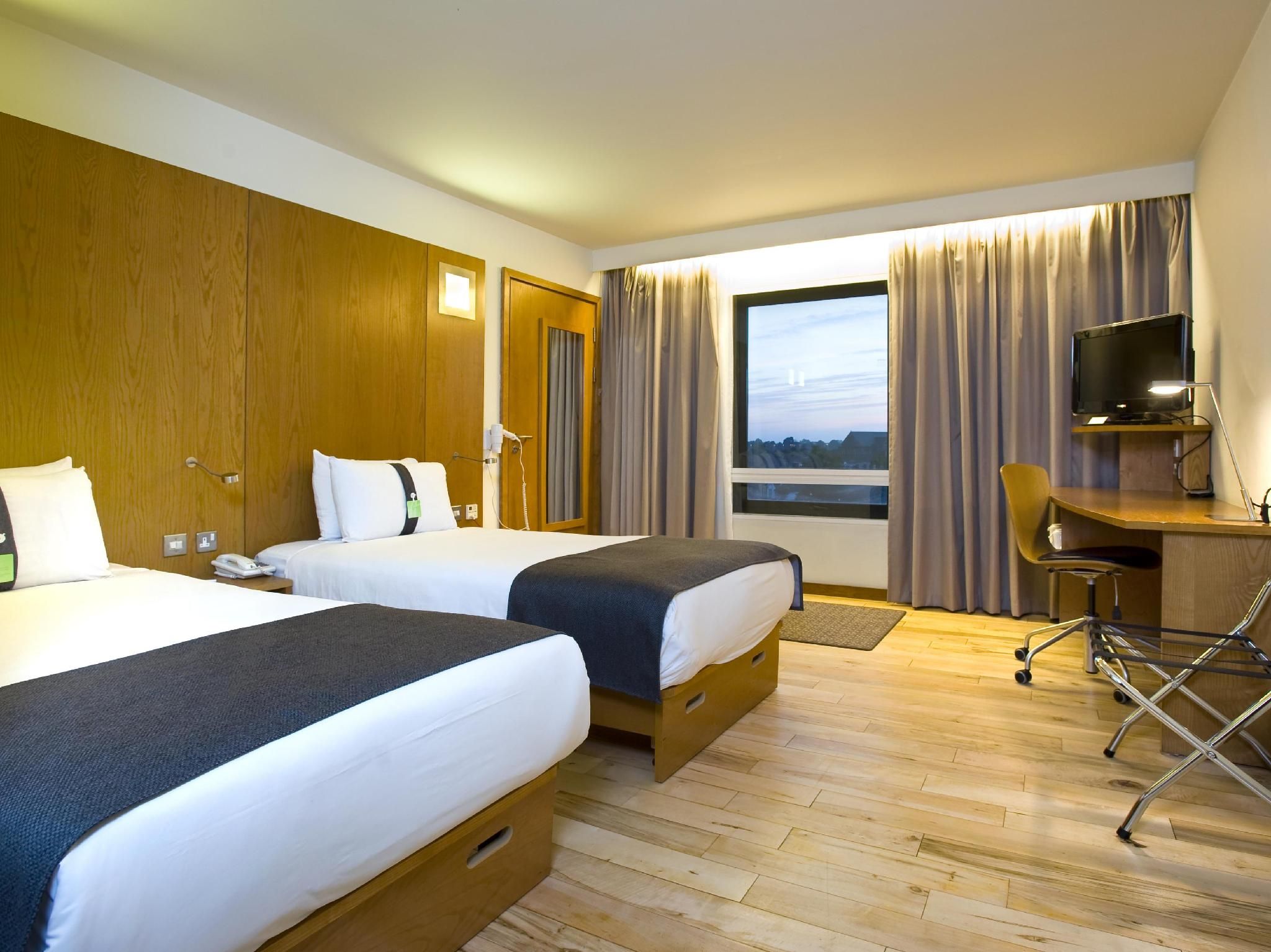 undefined Holiday Inn London - West by IHG 7