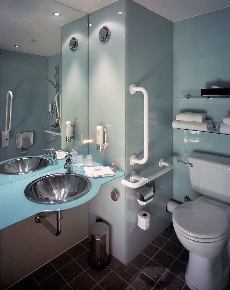 Holiday Inn London - West by IHG Standard Room, 2 Twin Beds, Accessible 5