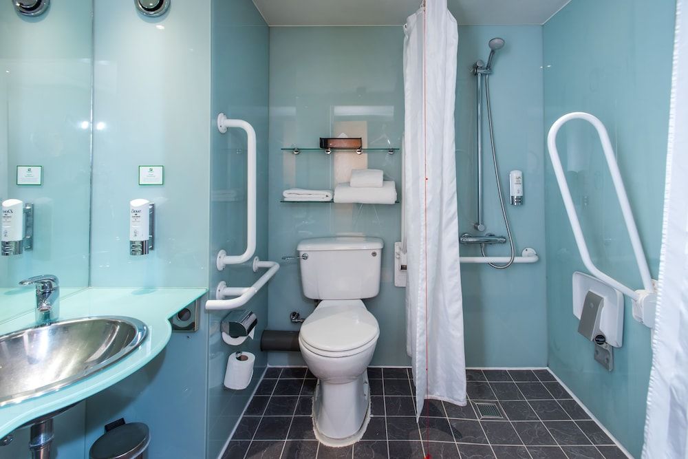 Holiday Inn London - West by IHG Standard Room, 2 Twin Beds, Accessible 4