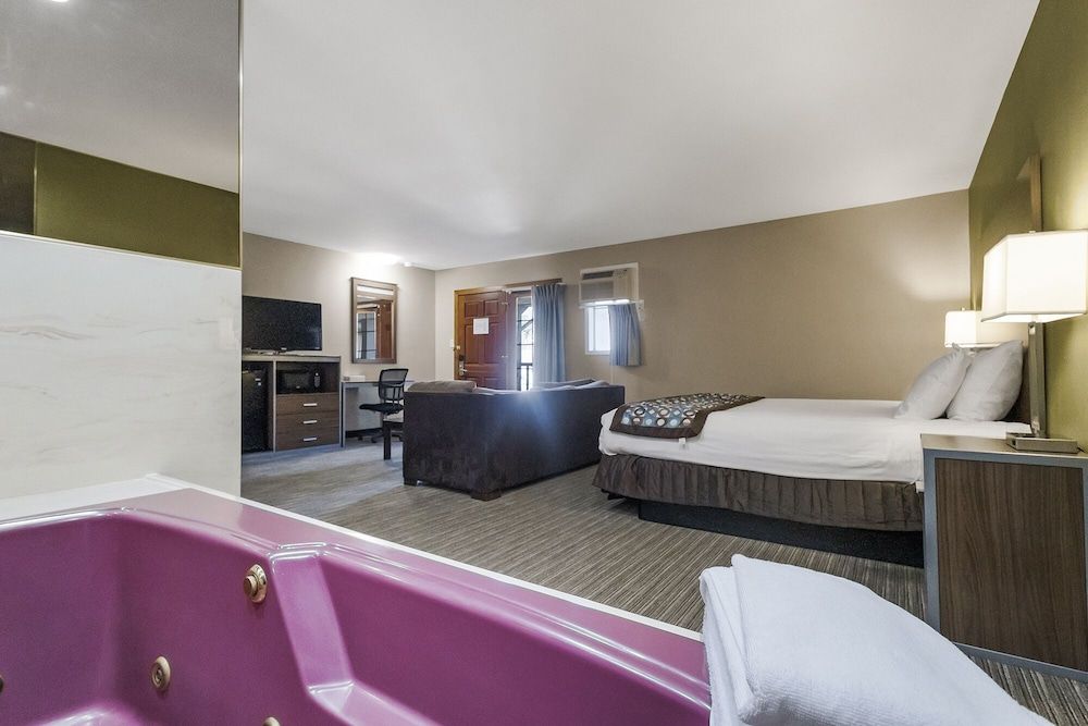 Deluxe Suite, 1 King Bed, Non Smoking, Jetted Tub