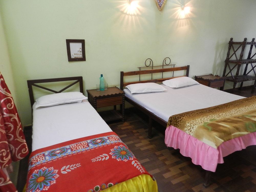 Basic Triple Room, Multiple Beds, Smoking, Mountain View