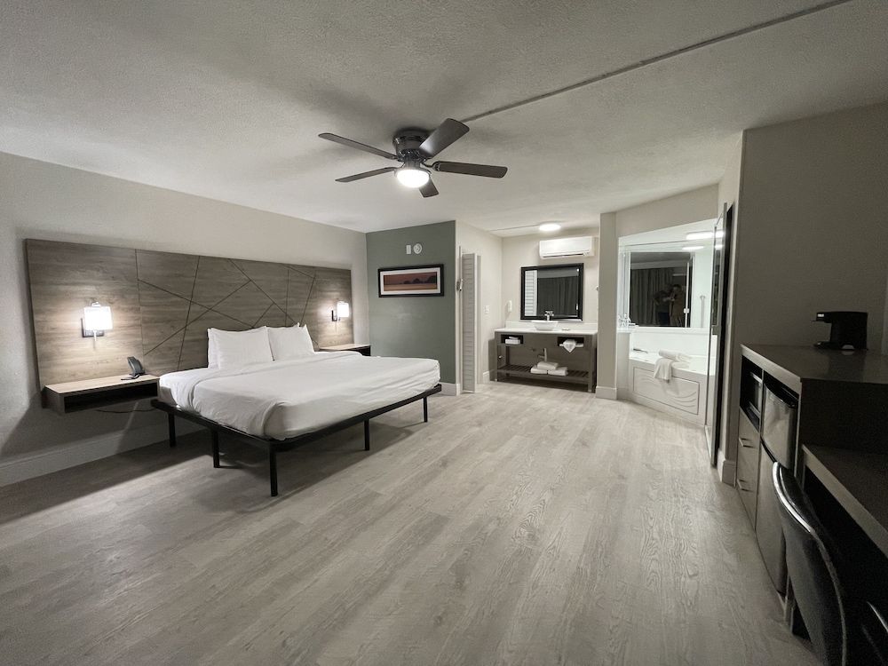 Suite, 1 King Bed, Non Smoking, Hot Tub