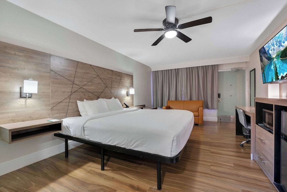 Suite, 1 King Bed, Non Smoking, Hot Tub