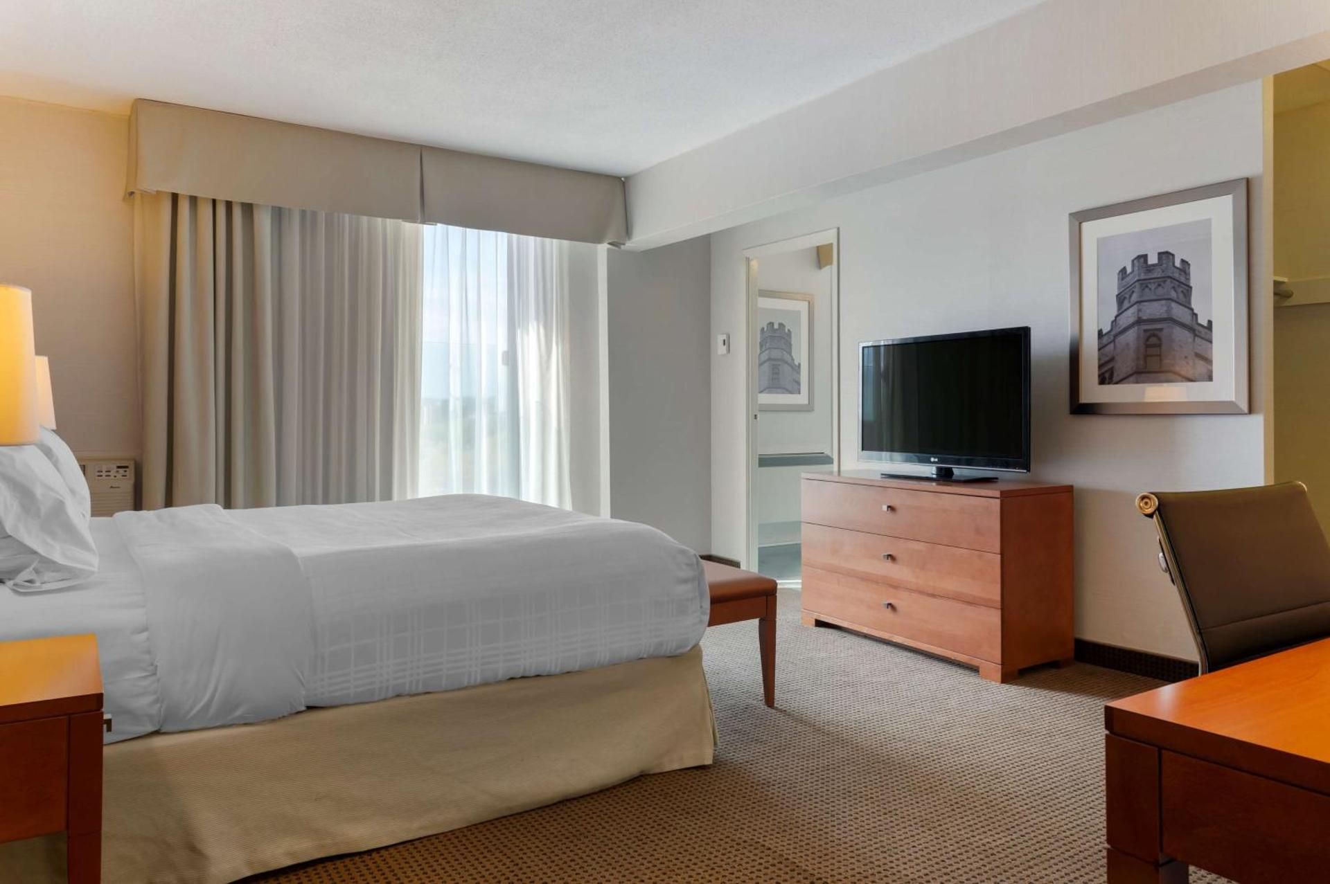 Accessibility - 1 Queen, Roll-in Shower, Nonsmoking